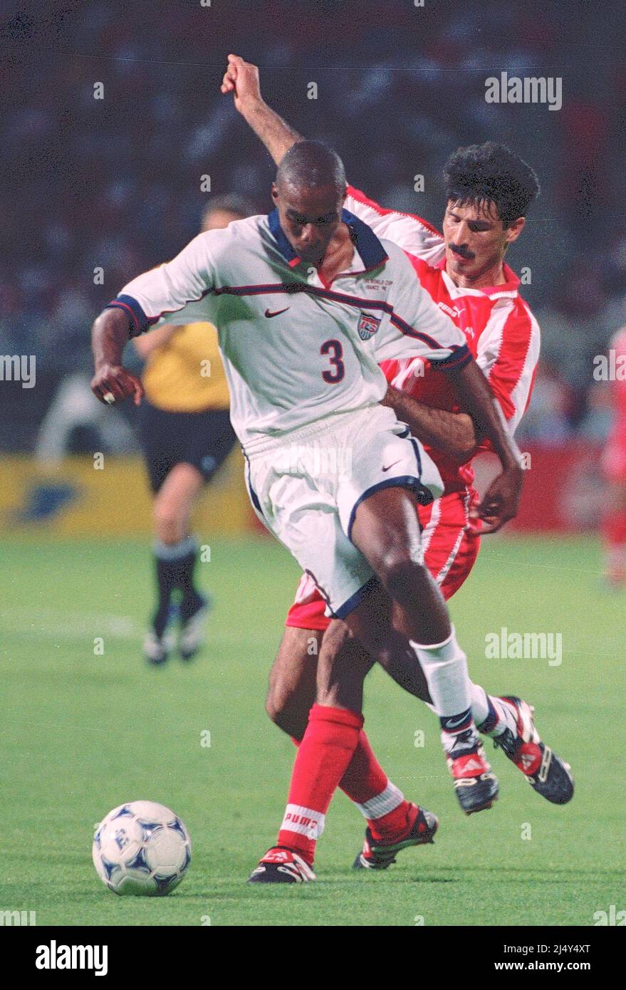 Lyon, France : Ali DAEI (10) d'Iran lutte pour le bal avec Eddie Pope (3) des États-Unis lors d'un match de coupe du monde 1998 entre les États-Unis et l'IR Banque D'Images