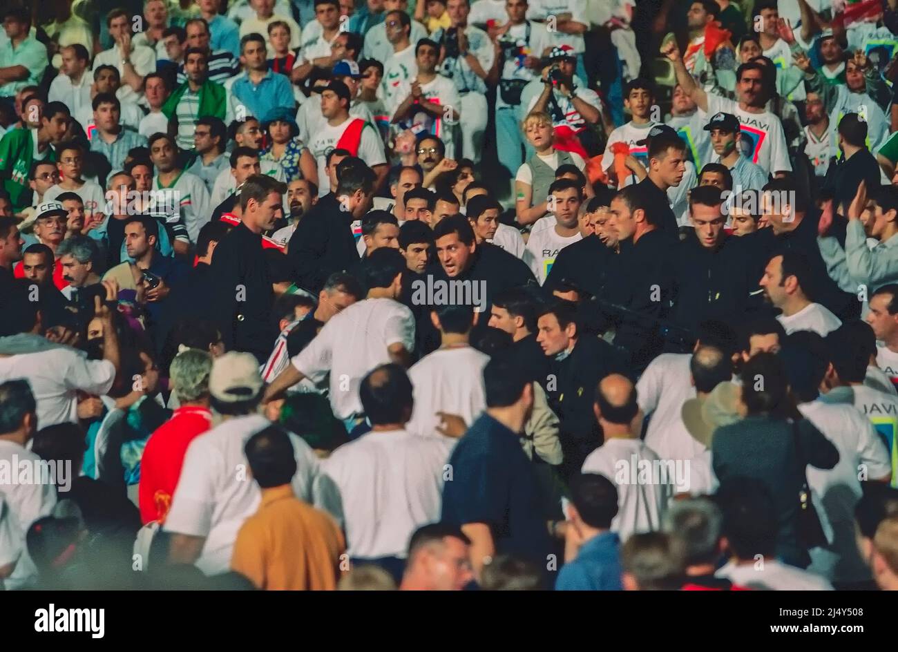 Lyon, France : la police anti-émeute française brise les manifestants lors d'un match de la coupe du monde 1998 entre les Etats-Unis et l'Iran, le 21 juin 1998, au Sta Banque D'Images