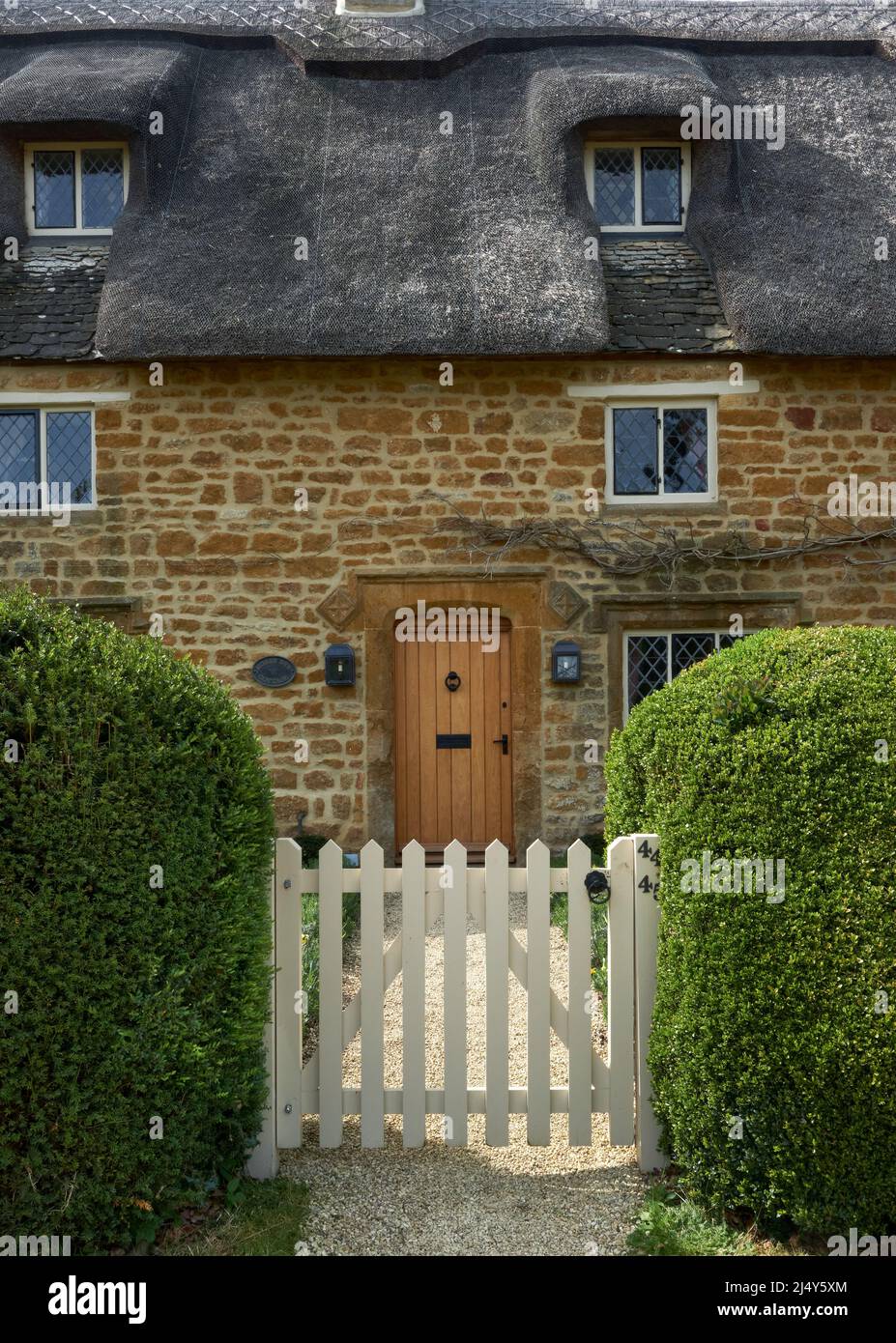 Cottage de chaume avec porte blanche Great TEW Oxfordshire Banque D'Images