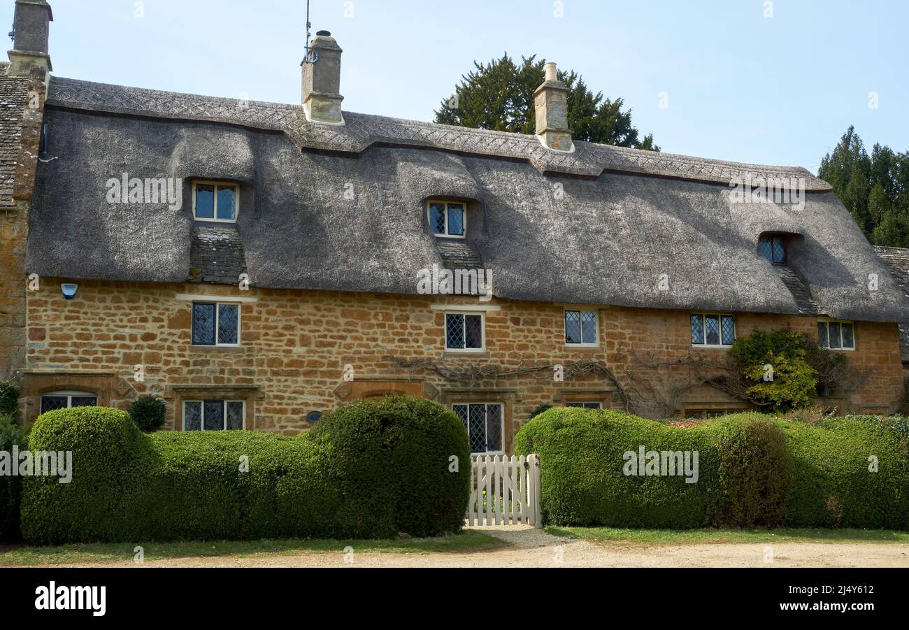 Vue sur les grands cottages en chaume Great TEW Oxfordshire Banque D'Images
