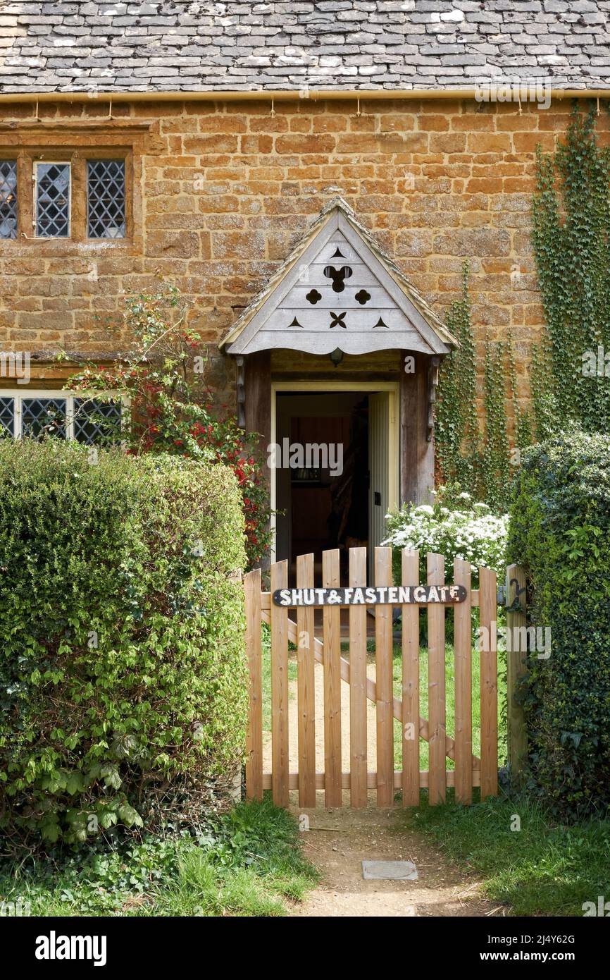 Vue sur le cottage et la porte du jardin Great TEW Oxfordshire Banque D'Images