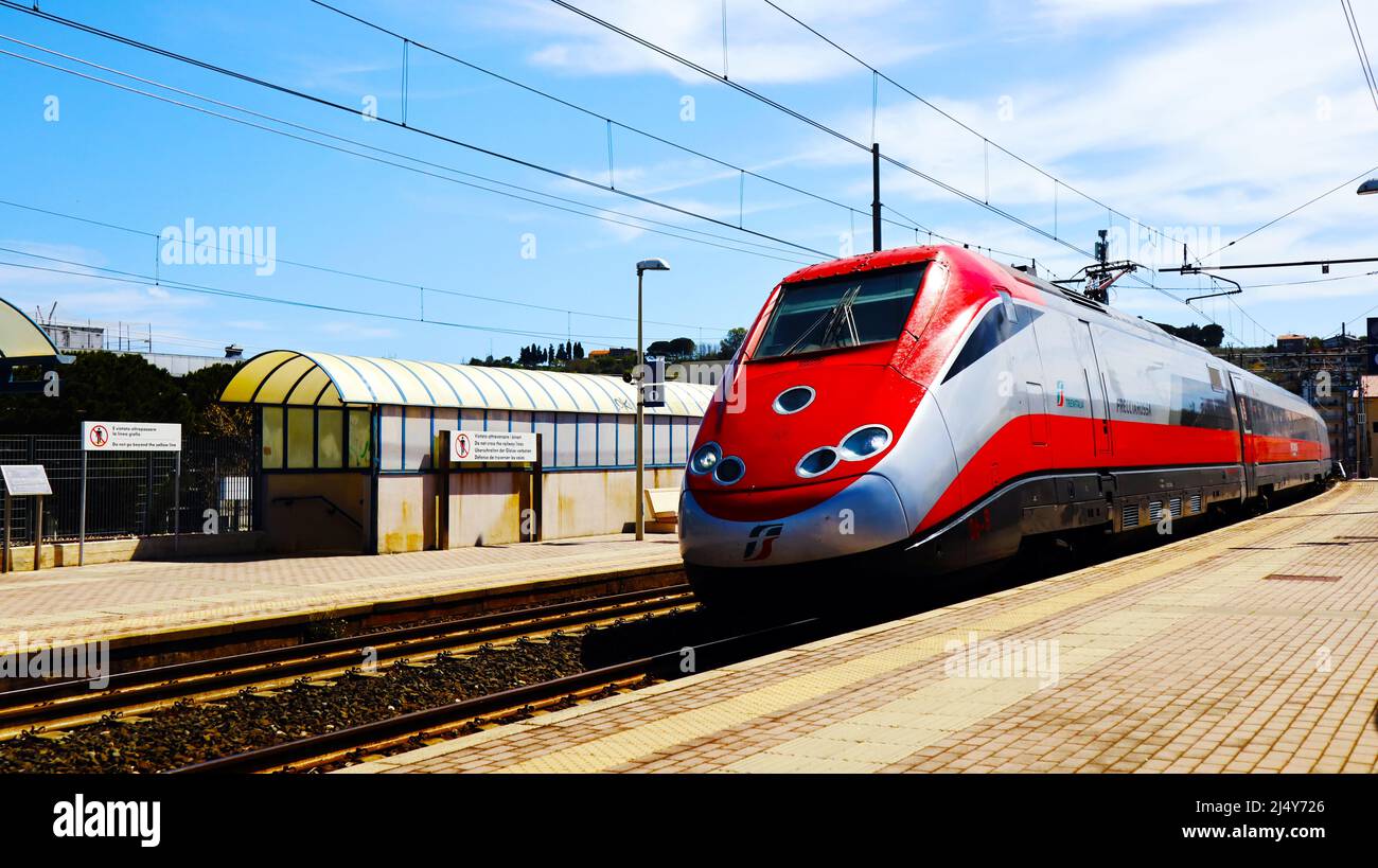 Train italien à grande vitesse Frecciarossa de Trenitalia, Italie Banque D'Images