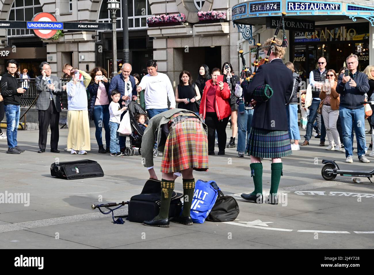 Londres, Royaume-Uni, lundi de Pâques, 18th avril 2022, Météo. Soleil chaud  pendant les vacances en banque. Les amateurs de cornemuse de Piccadilly  Circus se préparent à donner une interprétation musicale écossaise à