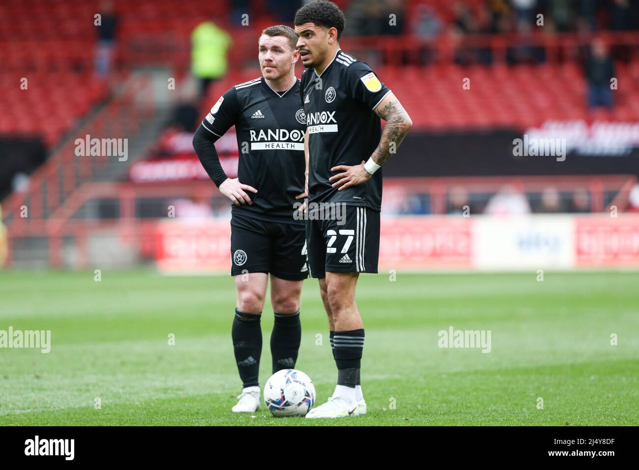 Morgan Gibbs-White #27 de Sheffield United met un coup de pied libre Banque D'Images