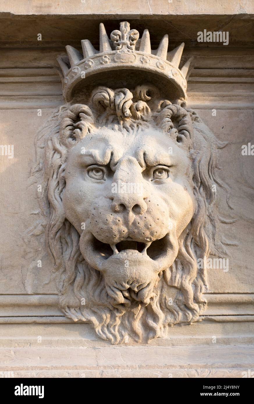 Têtes de lion sculptées avec couronnes sur la façade extérieure du Palazzo Pitti Florence Italie Banque D'Images