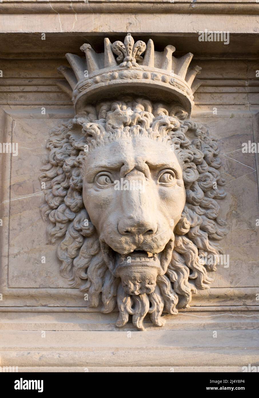Têtes de lion sculptées avec couronnes sur la façade extérieure du Palazzo Pitti Florence Italie Banque D'Images