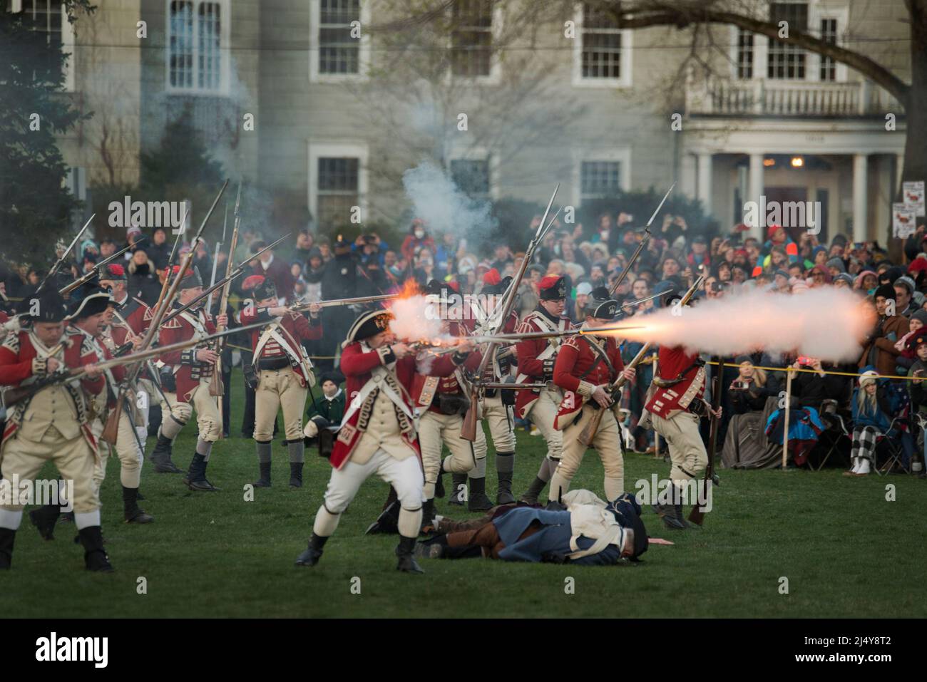 Reconstitution de la bataille de Lexington, 18 avril 2022. Lexington minute Men rejoue la bataille de Lexington, Massachusetts. Connu sous le nom de coup entendu dans le monde entier et le début de la révolution américaine contre les Britanniques en 1775. Crédit : Chuck Nacke/Alay Live News Banque D'Images