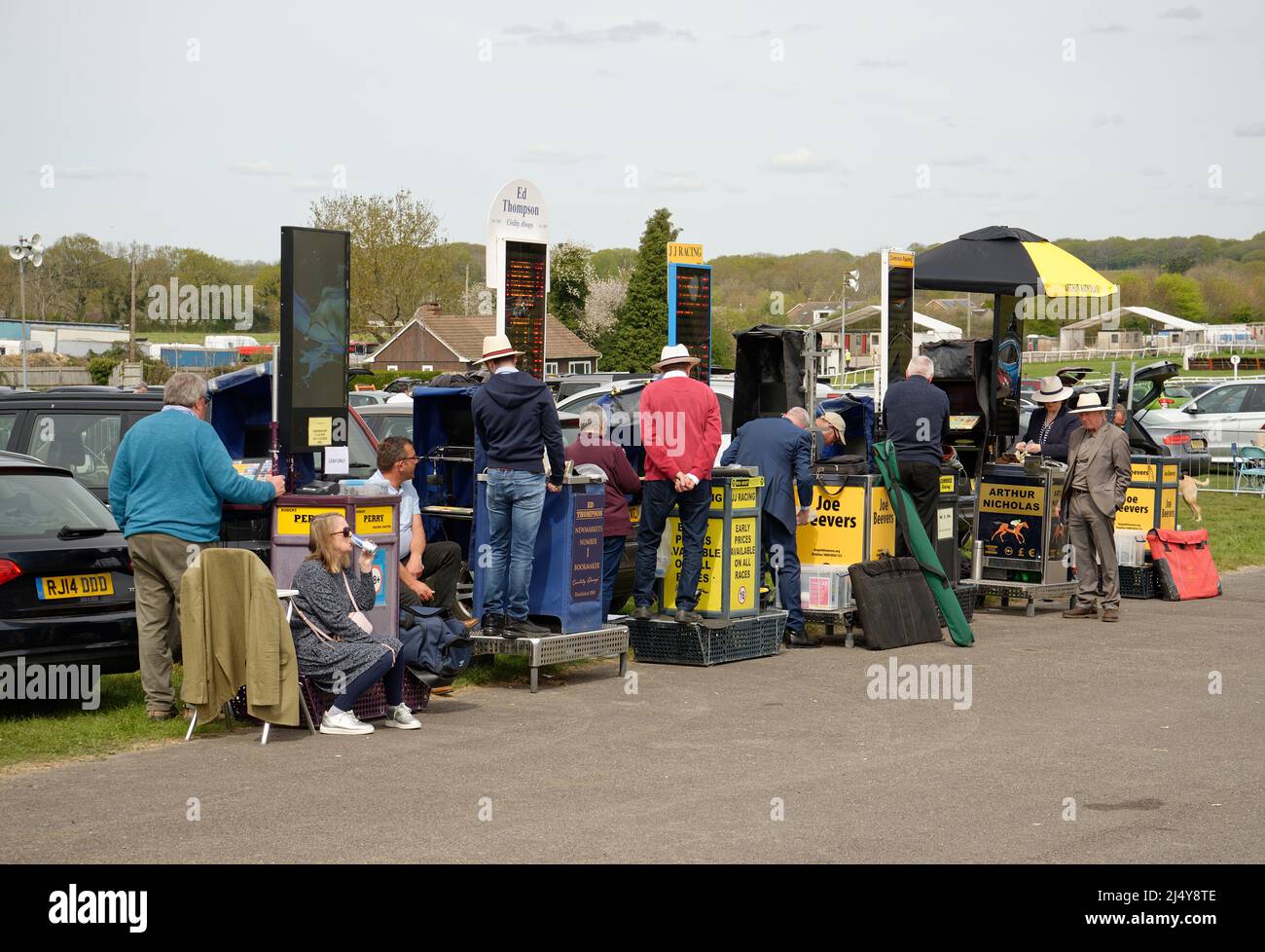 Les bookmakers installent leurs stands avant une course. Banque D'Images