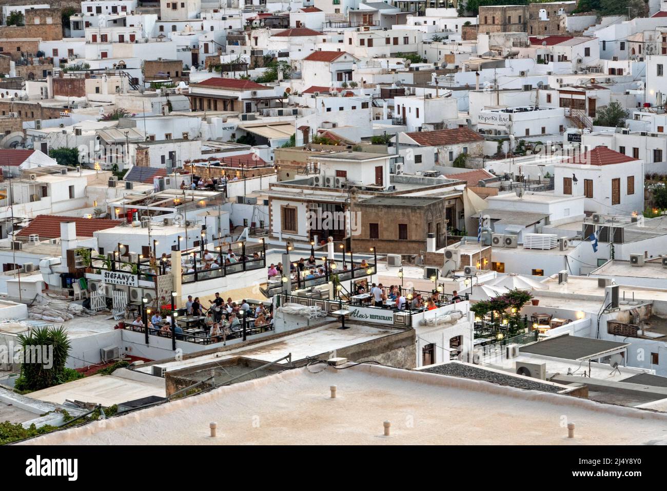 Lindos, Île de Rhodes, Grèce - 2021, septembre 2021, Vue sur le toit de la ville de Lindos en soirée, Rhodes, Banque D'Images