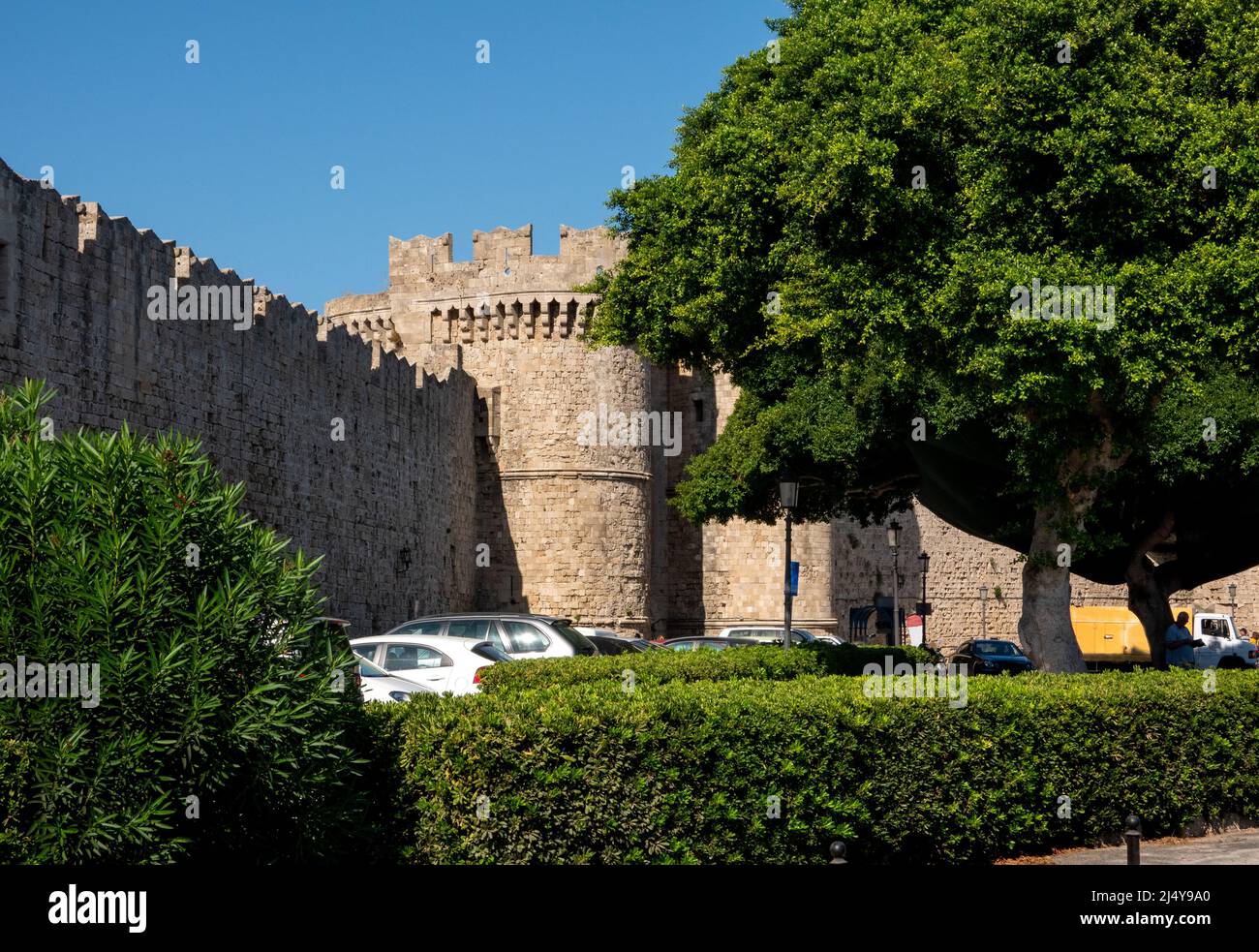 Rhodes, Grèce - 28 septembre 2021. Porte de la mer. Entrée en pierre du Moyen-âge, avec des tours à double crénelées Banque D'Images