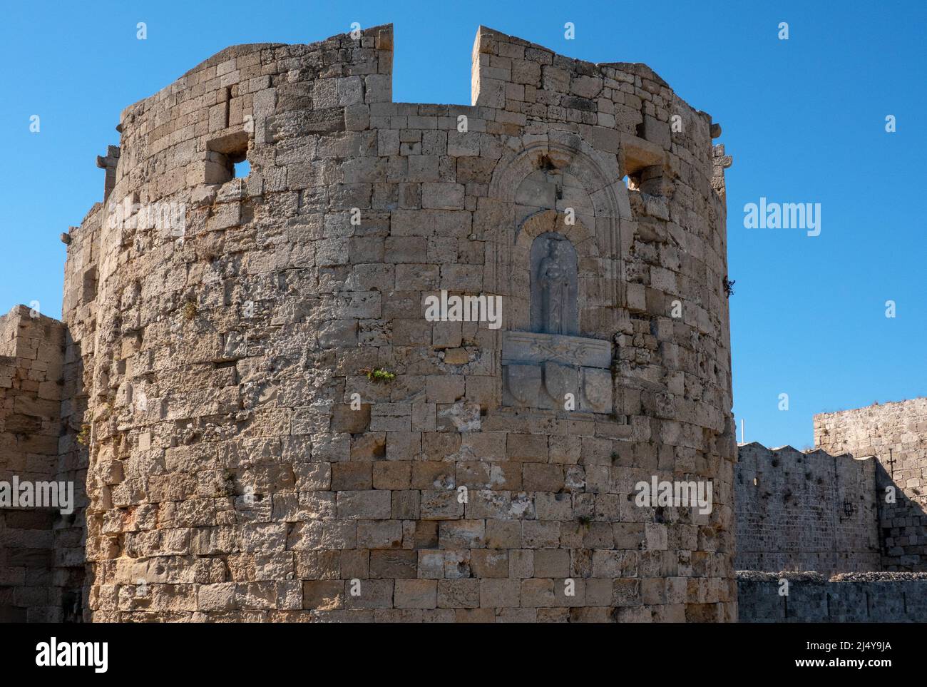 Rhodes, Grèce - 28 septembre 2021. Tours en pierre avec reliefs chrétiens. Banque D'Images