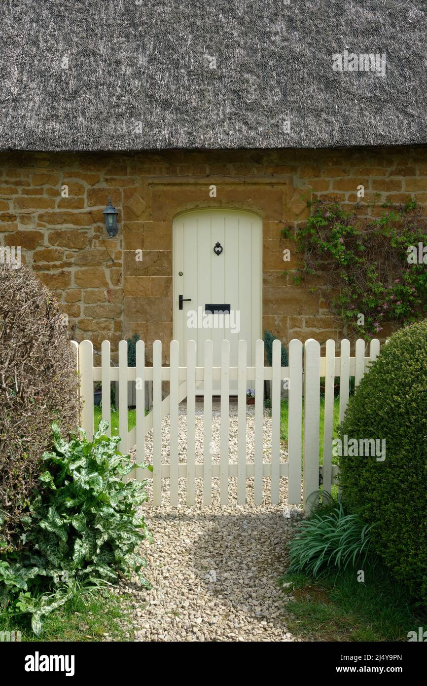 Cottage avec porte blanche Great TEW Oxfordshire Banque D'Images