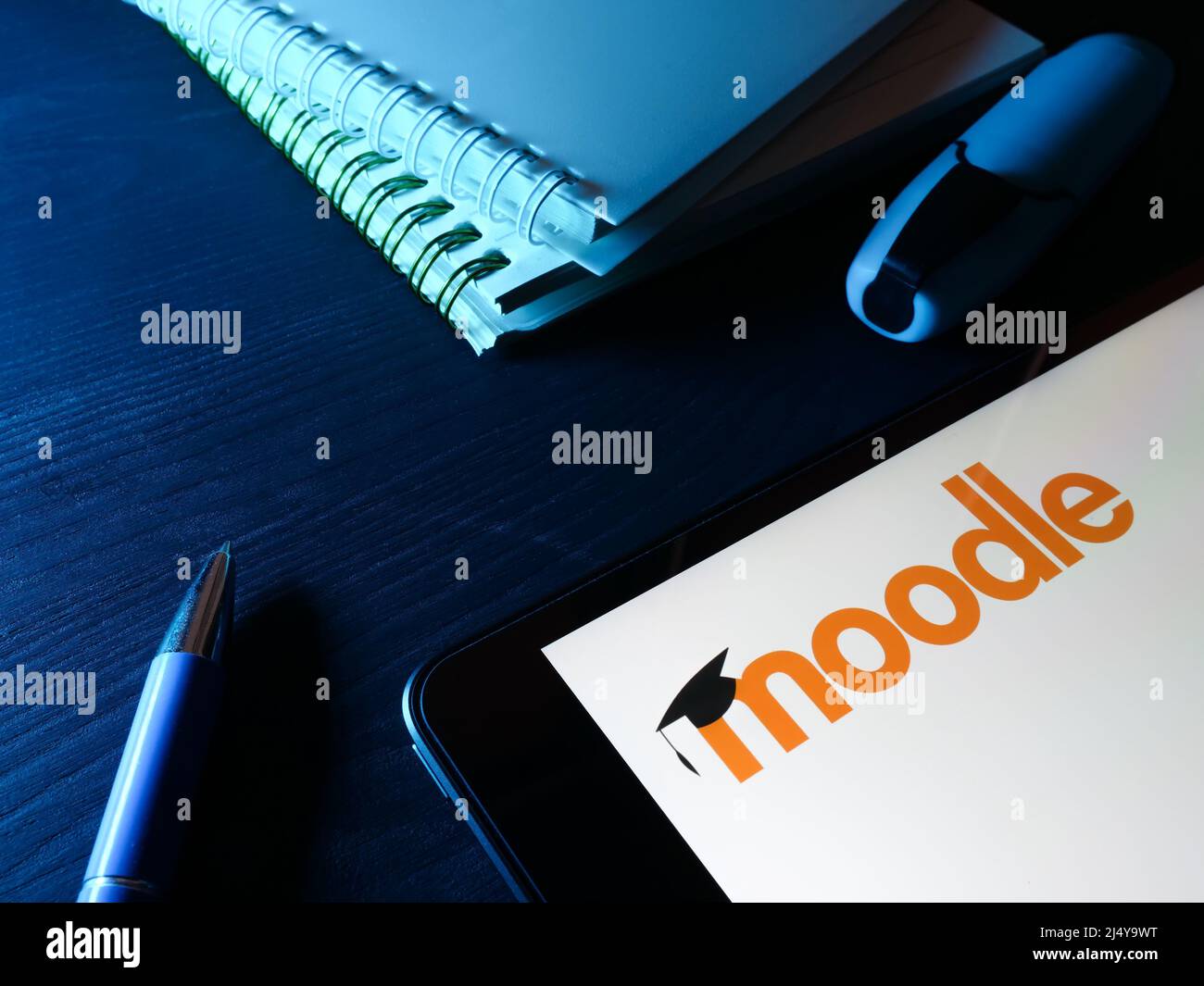 KIEV, UKRAINE - 30 mars 2022. Tablette avec logo moodle et carnets. Banque D'Images