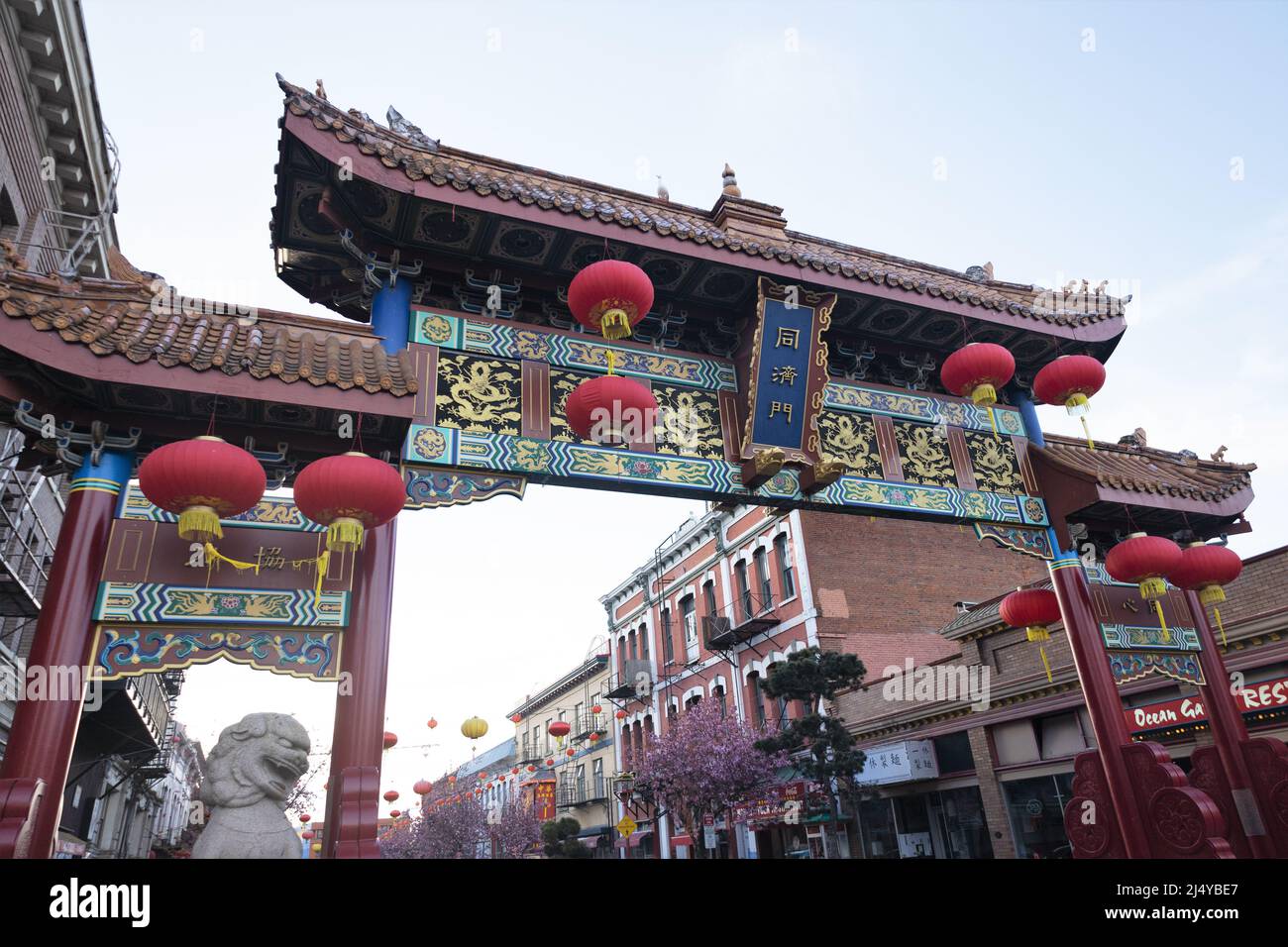 La porte à l'entrée de Chinatown à Victoria, Colombie-Britannique, Canada. Banque D'Images