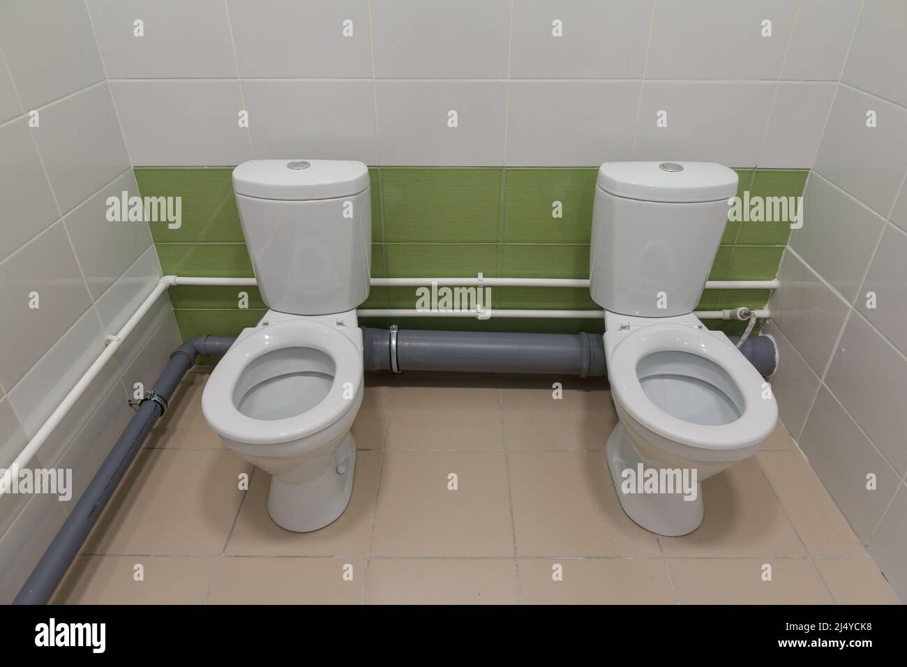 Toilettes dans la maternelle. Petites toilettes pour enfants dans un jardin d'enfants. Banque D'Images