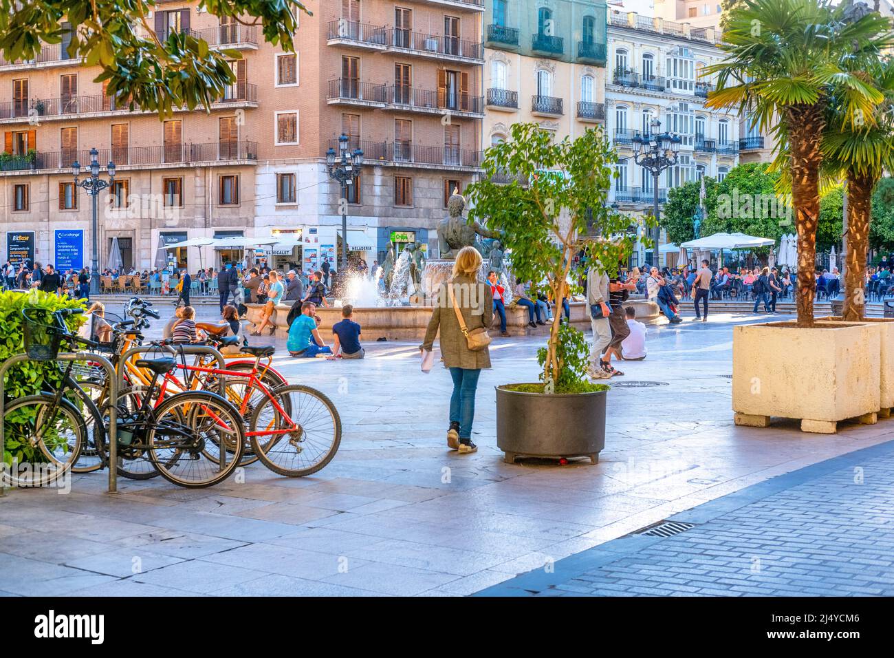 Touristes près de la Fontaine de Turia sur la place de la Vierge. La sculpture représente Neptune. La fontaine est également connue sous le nom de Fuente del Tribunal de Aguas. JE Banque D'Images