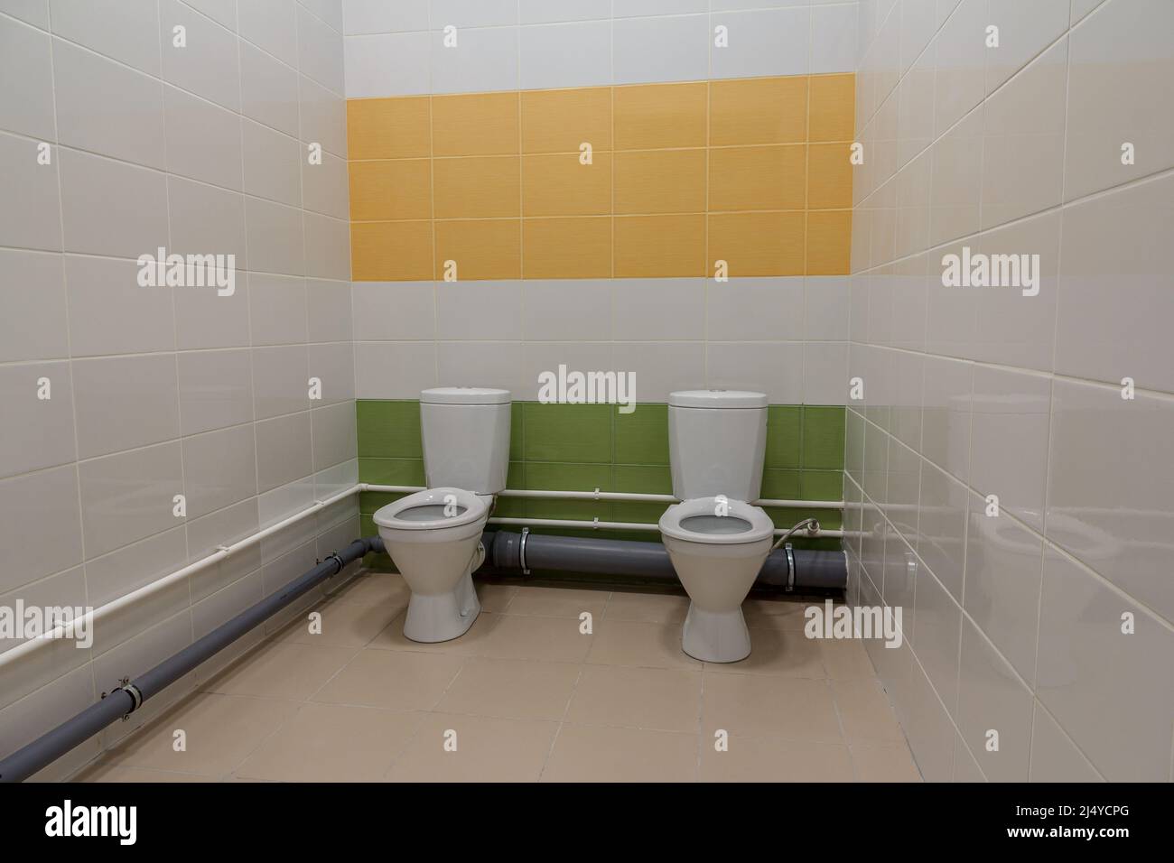 Toilettes dans la maternelle. Petites toilettes pour enfants dans un jardin d'enfants. Banque D'Images