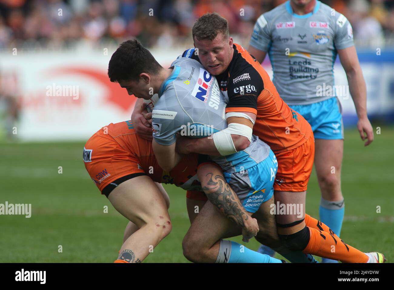 Castleford, Royaume-Uni. 18th avril 2022. The mend-A-boyau Jungle, Castleford, West Yorkshire, 18th avril 2022. Betfred Super League Castleford Tigers vs Leeds Rhinos Jack Sinfield de Leeds Rhinos attaqué par Tyla Hepi et Adam Milner de Castleford Tigers. Crédit : Touchlinepics/Alamy Live News Banque D'Images