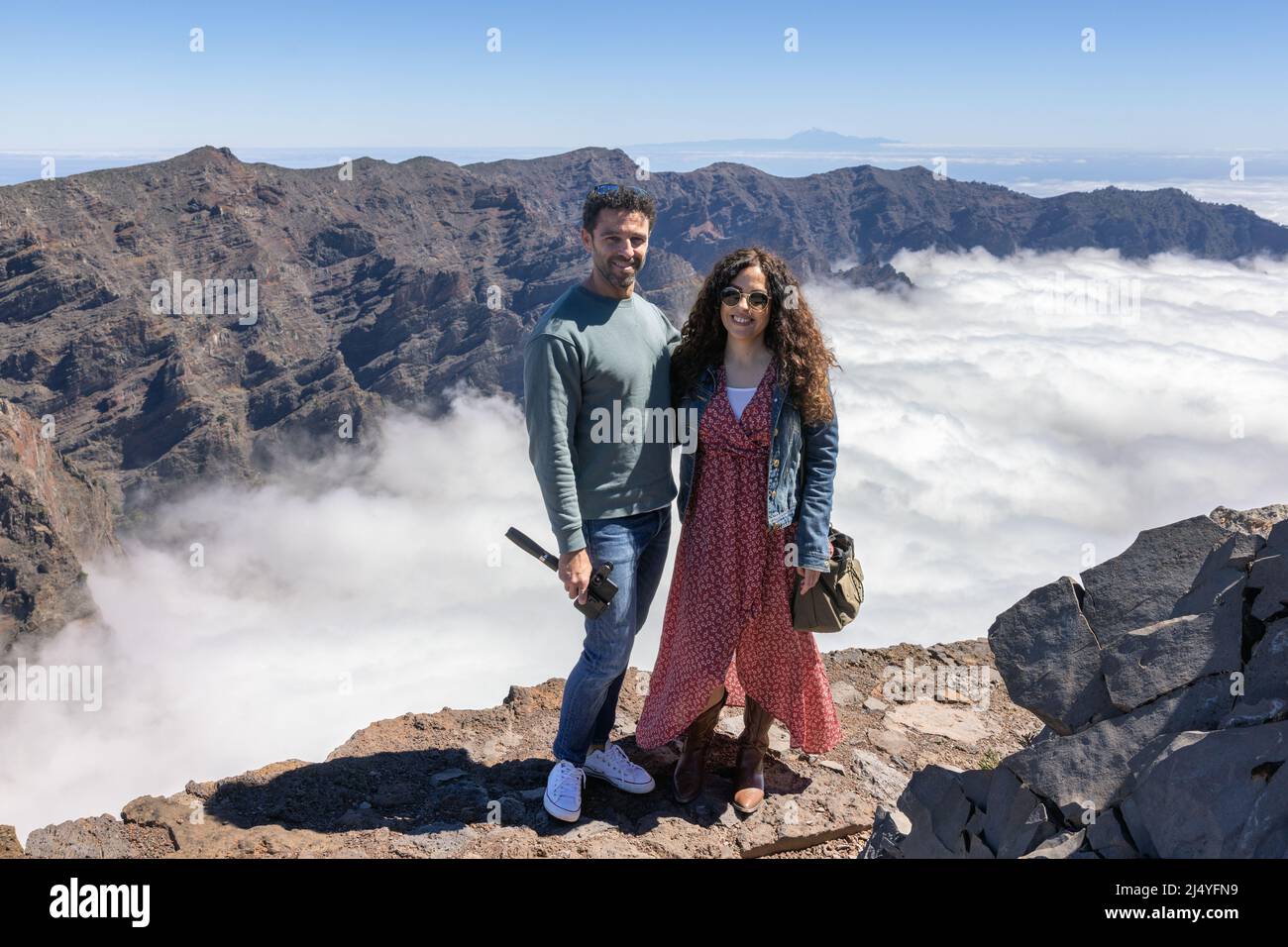 L'île de la Palma Espagne - 07 mars 2022 : couple heureux se posant au-dessus des nuages au sommet de la Caldera de Taburiente, l'île de la palma Banque D'Images