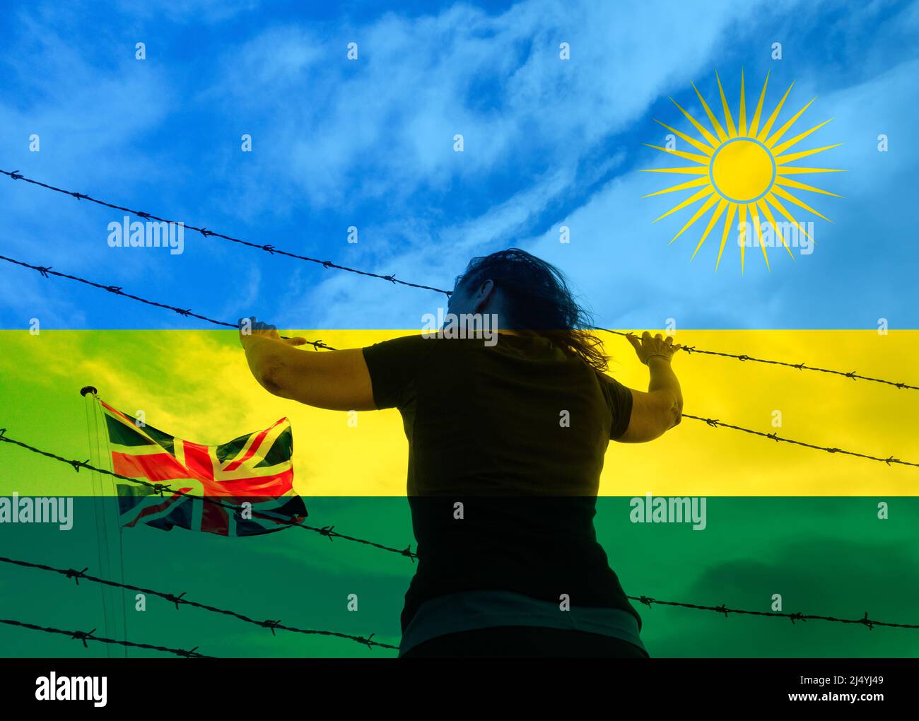 Femme derrière une clôture barbelée et des drapeaux du Royaume-Uni et du Rwanda. UK offshore traitement de l'asile, la réinstallation, les réfugiés, l'immigration... concept Banque D'Images