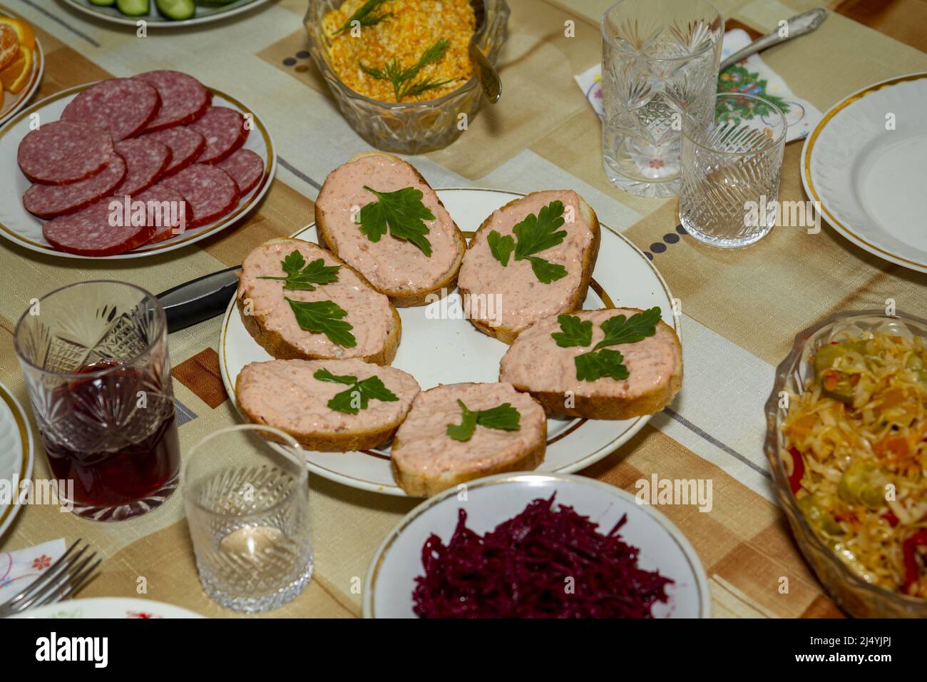 Authentique dîner maison décontracté avec sandwichs, salades et vin. Banque D'Images