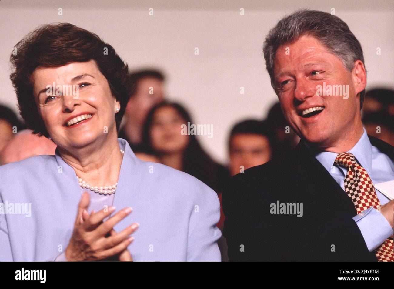 LE président AMÉRICAIN Bill Clinton assiste à un rassemblement à la Carlmont High School de Blemont, en Californie, le 22 octobre 1994 avec la sénatrice Diane Feinstein et la députée Anna Eschoo. Banque D'Images