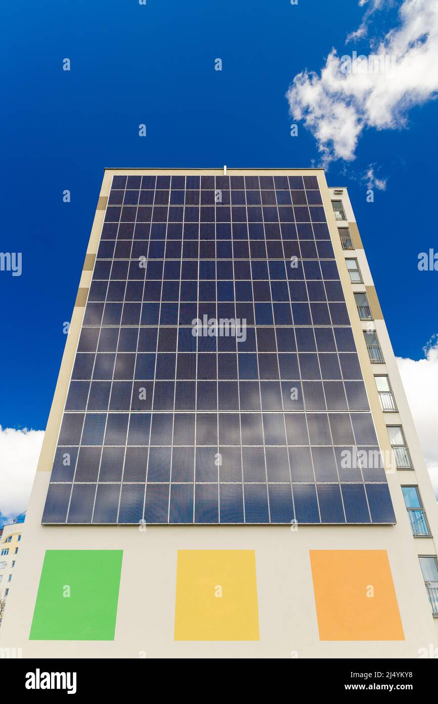 Panneaux solaires installés sur le mur extérieur du bâtiment résidentiel. Une maison écoénergétique dans laquelle une partie de l'énergie est obtenue à partir de panneaux solaires. Banque D'Images