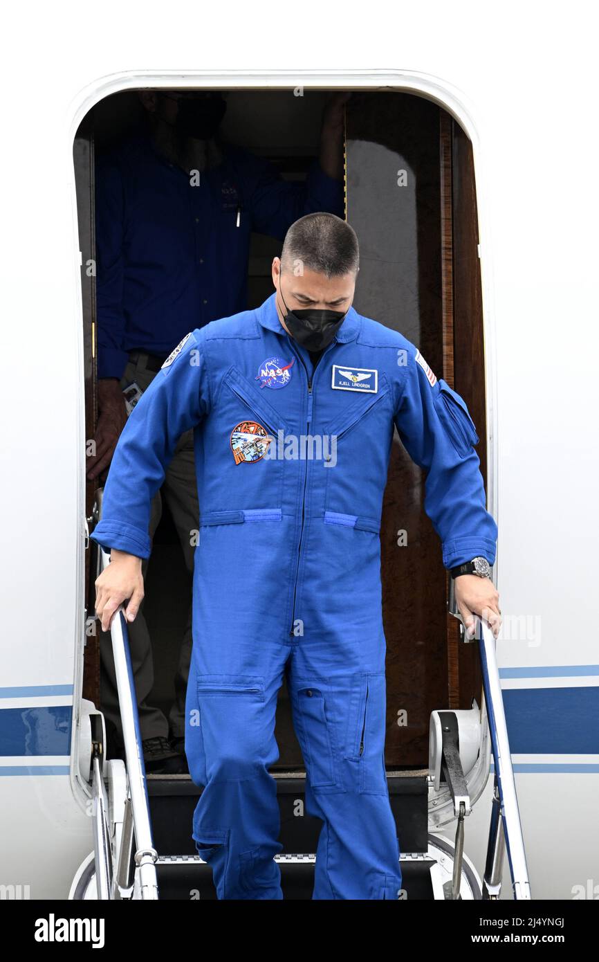 L'astronaute de la NASA et commandant de la mission Crew-4, Kjell Lindgren, arrive à l'installation d'atterrissage au Centre spatial Kennedy, en Floride, le lundi 18 avril 2022. Photo de Joe Marino/UPI crédit: UPI/Alay Live News Banque D'Images