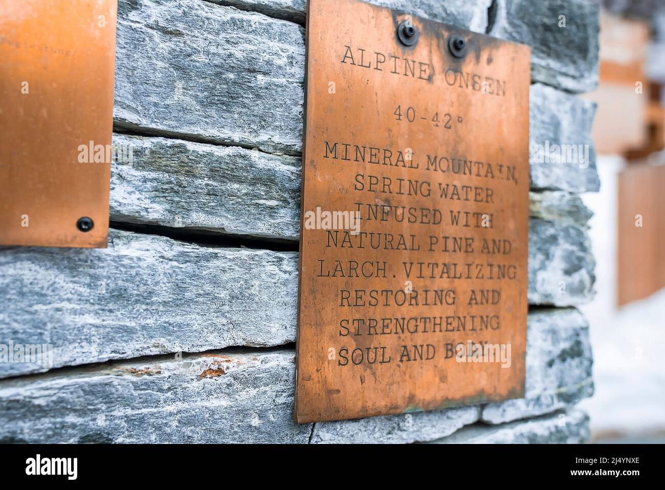 Gros plan d'une plaque métallique avec texte sur un mur en bois en hiver Banque D'Images