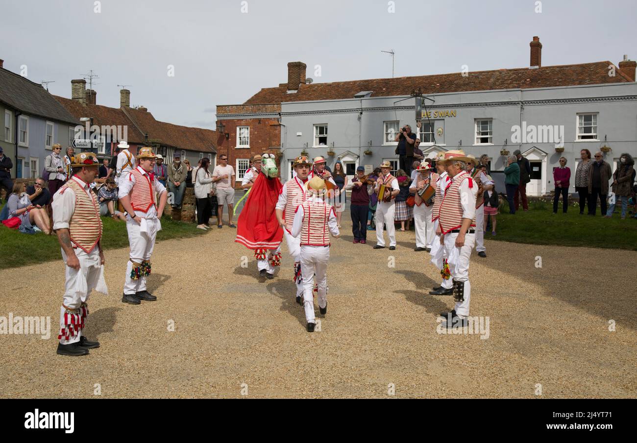 Thaxted Morris Men Dancing à Thaxted Churchyard Thaxted Essex Banque D'Images