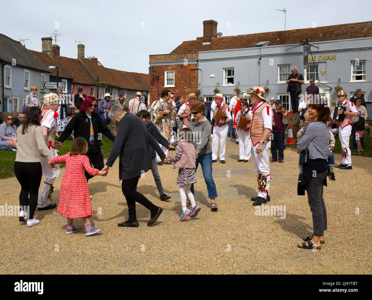 Public participant avec Thaxted Morris Men Dancing à Thaxted Churchyard Thaxted Essex Banque D'Images