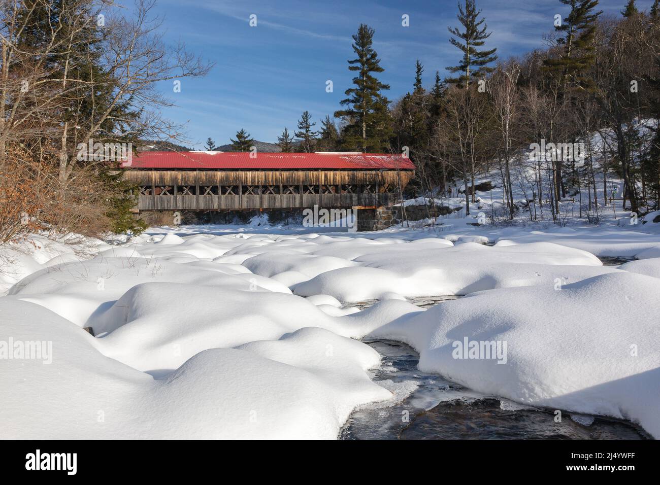 Pont couvert d'Albany à Albany, New Hampshire, couvert de neige. Situé juste à côté de l'autoroute Kancamagus, Banque D'Images