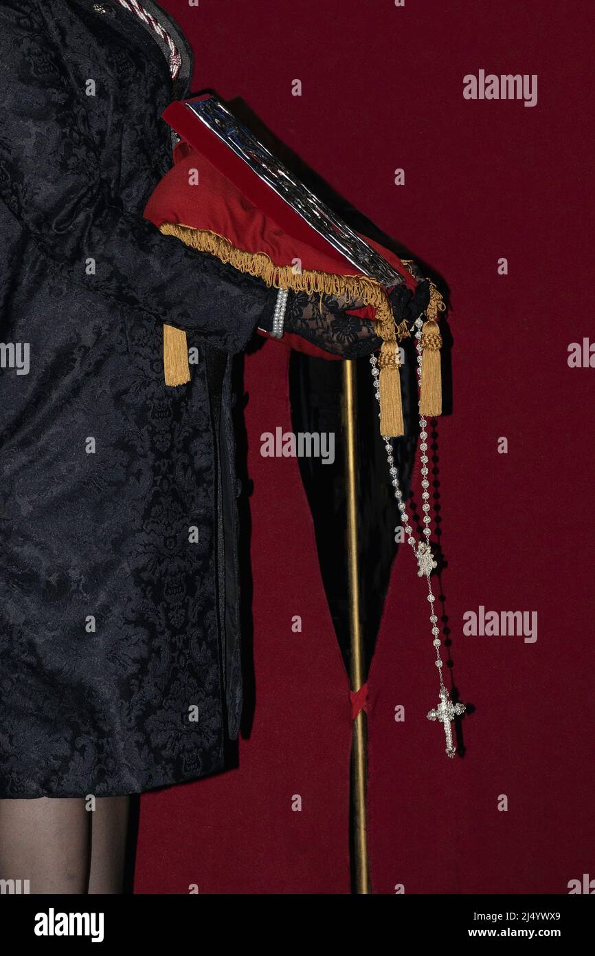 Dame méconnaissable, vêtue comme une 'mola' pour le défilé de l'enterrement de Jésus pendant la semaine Sainte. Banque D'Images