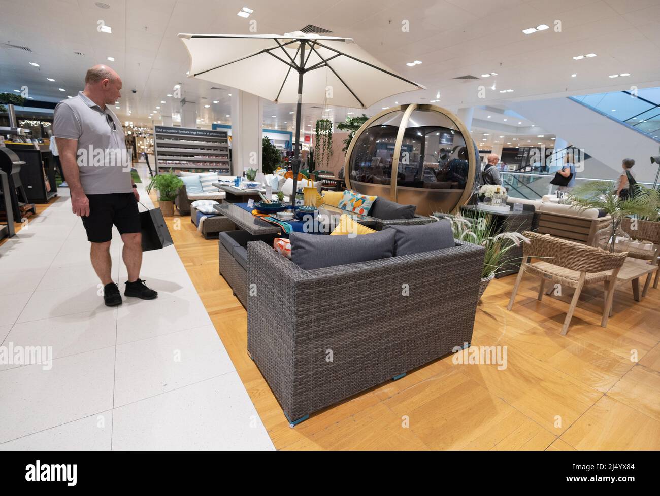 Meubles de jardin à vendre - un homme shopping pour meubles de jardin dans John Lewis magasin intérieur, Cambridge Royaume-Uni Banque D'Images