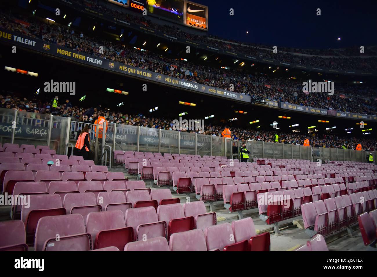 BARCELONE, ESPAGNE - 18 AVRIL : après la défaite de Eintracht Frankfurt à la Ligue Europe, un groupe de fans de Barcelone boycotte le match de la Liga entre le FC Barcelone et Cadix au Camp Nou le 18 avril 2022, à Barcelone, en Espagne. (Photo par Sara Aribo/PxImages) Banque D'Images