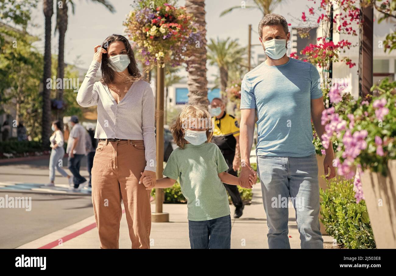 père mère et enfant dans des masques protecteurs. famille pendant la pandémie du coronavirus. Banque D'Images