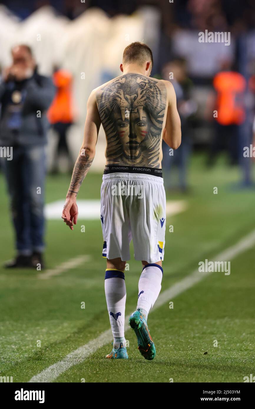 Bergame, Italie, 18th avril 2022. Un grand tatouage est vu sur l'arrière d'Ivan Ilic de Hellas Verona après le coup de sifflet final de la série A match au stade Gewiss, Bergame. Le crédit photo devrait se lire: Jonathan Moscrop / Sportimage Banque D'Images