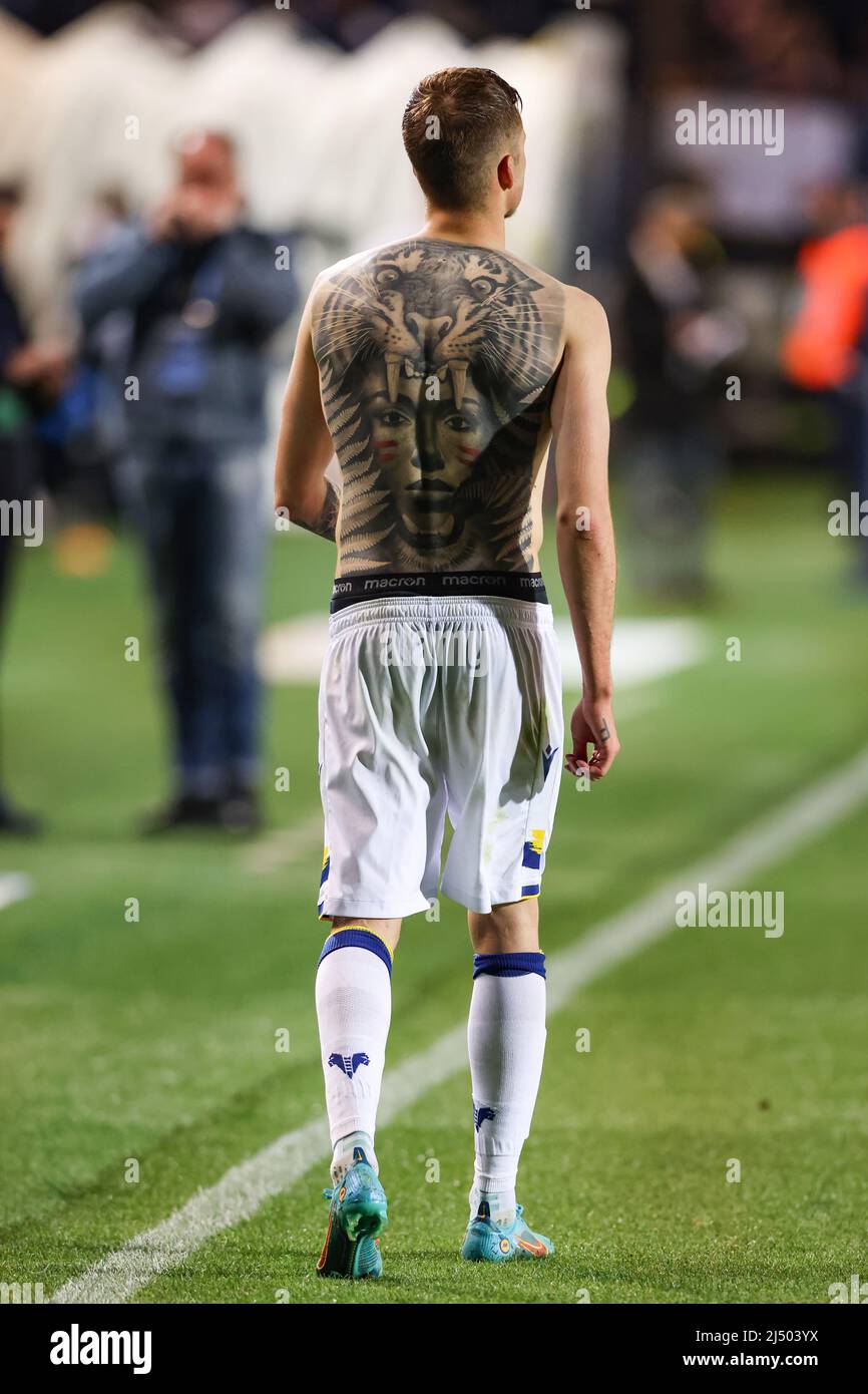 Bergame, Italie, 18th avril 2022. Un grand tatouage est vu sur l'arrière d'Ivan Ilic de Hellas Verona après le coup de sifflet final de la série A match au stade Gewiss, Bergame. Le crédit photo devrait se lire: Jonathan Moscrop / Sportimage Banque D'Images