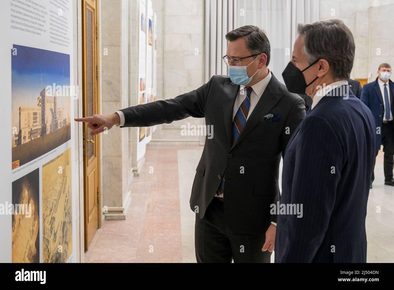 Le 19 janvier 2022, le secrétaire d'État Antony J. Blinken participe à un communiqué de presse conjoint avec le ministre ukrainien des Affaires étrangères Dmytro Kuleba à Kiev (Ukraine). [Photo du département d'État par Ron Przysucha) Banque D'Images