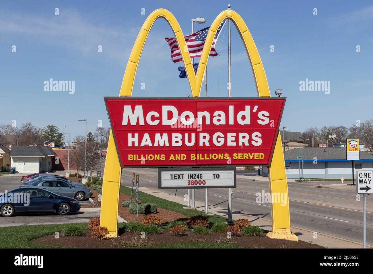 Richmond - Circa avril 2022 : restaurant McDonald's. McDonald's offre aux employés un salaire horaire plus élevé, des congés payés, des services de garde et des frais de scolarité Banque D'Images