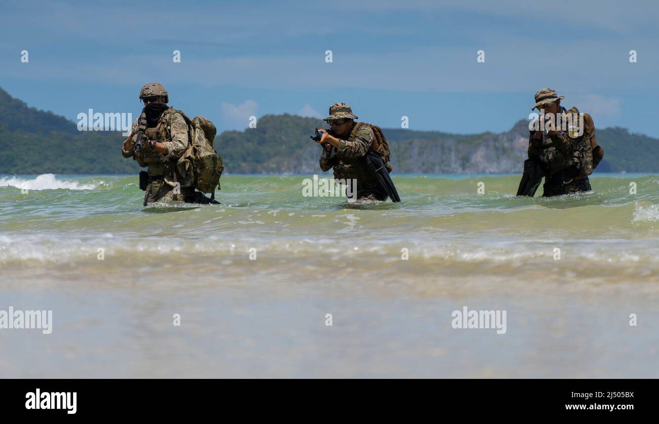 Un membre du Groupe des opérations spéciales de la marine des Philippines, DU PHOQUE de la marine des États-Unis et de l'opérateur australien du 2nd Commando Regiment, Commandement des opérations spéciales, effectue un raid amphibie pendant le Balikatan 22 à El Nido, Palawan (Philippines), le 1 avril 2022. Balikatan est un exercice annuel entre les forces armées des Philippines et l'armée américaine visant à renforcer l'interopérabilité bilatérale, les capacités, la confiance et la coopération bâtie sur des décennies d'expériences partagées. Balikatan, Tagalog pour ‘de l’épaule à l’épaule’, est un exercice bilatéral de longue date entre les Philippines et United St Banque D'Images