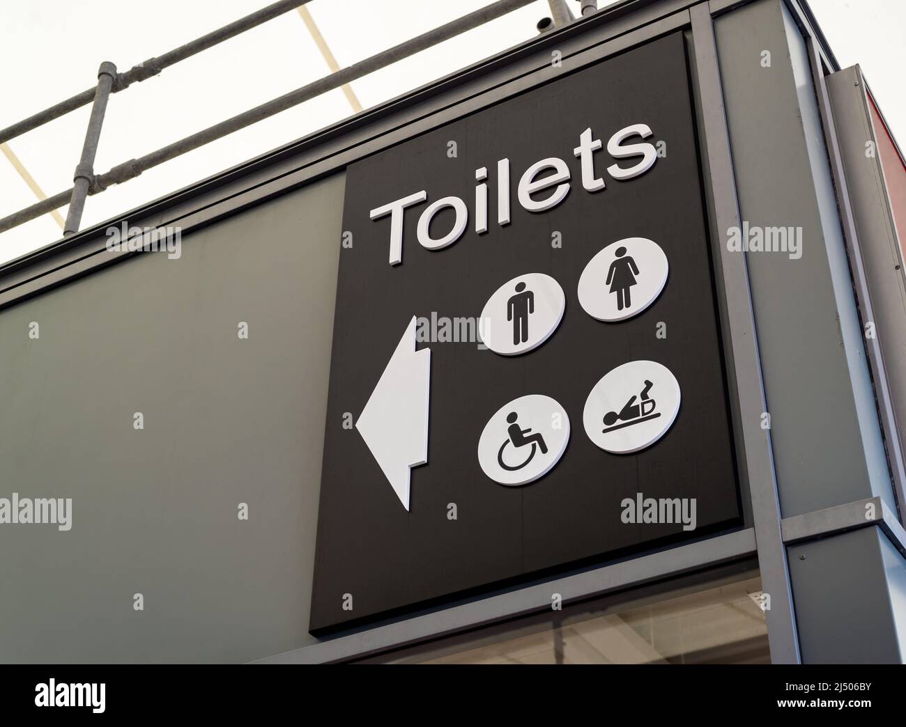 Panneau de toilettes noir et blanc avec des icônes hommes, femmes, handicapés et changement de bébé. Banque D'Images