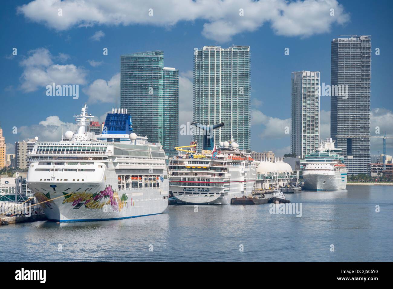 Trois bateaux de croisière des Caraïbes ont amarré au terminal de croisière du port de Miami en Floride. Banque D'Images