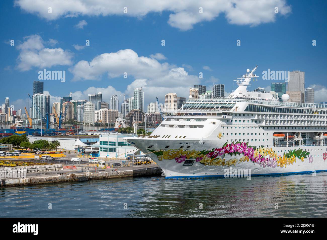 Norwegian Cruise Line, Norwegian Sky, ancré au port de Miami avec les gratte-ciel de Miami en arrière-plan. Banque D'Images