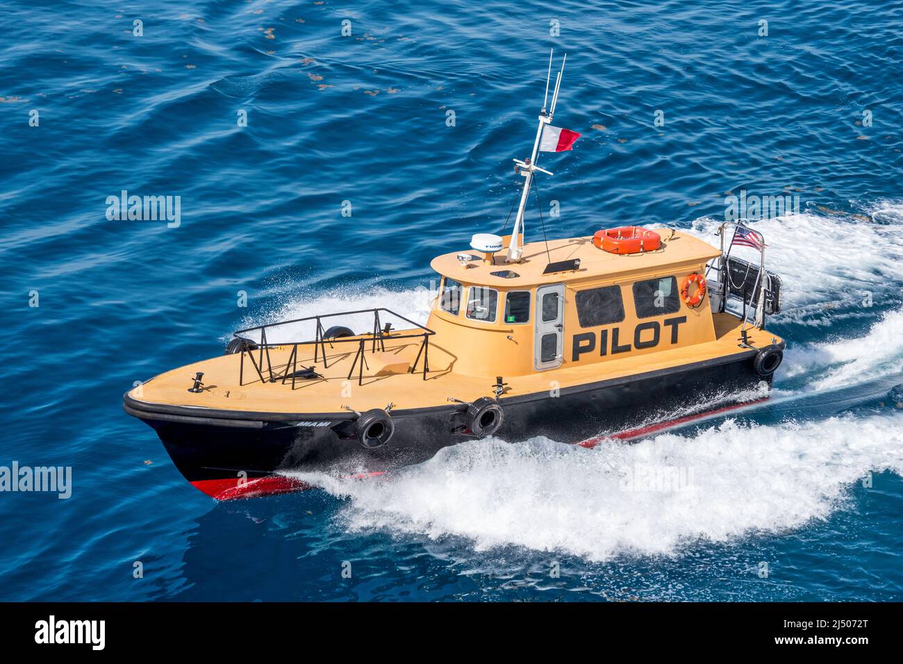 Un bateau pilote du port de Miami accompagne un bateau de croisière au départ de Miami, en Floride. Banque D'Images