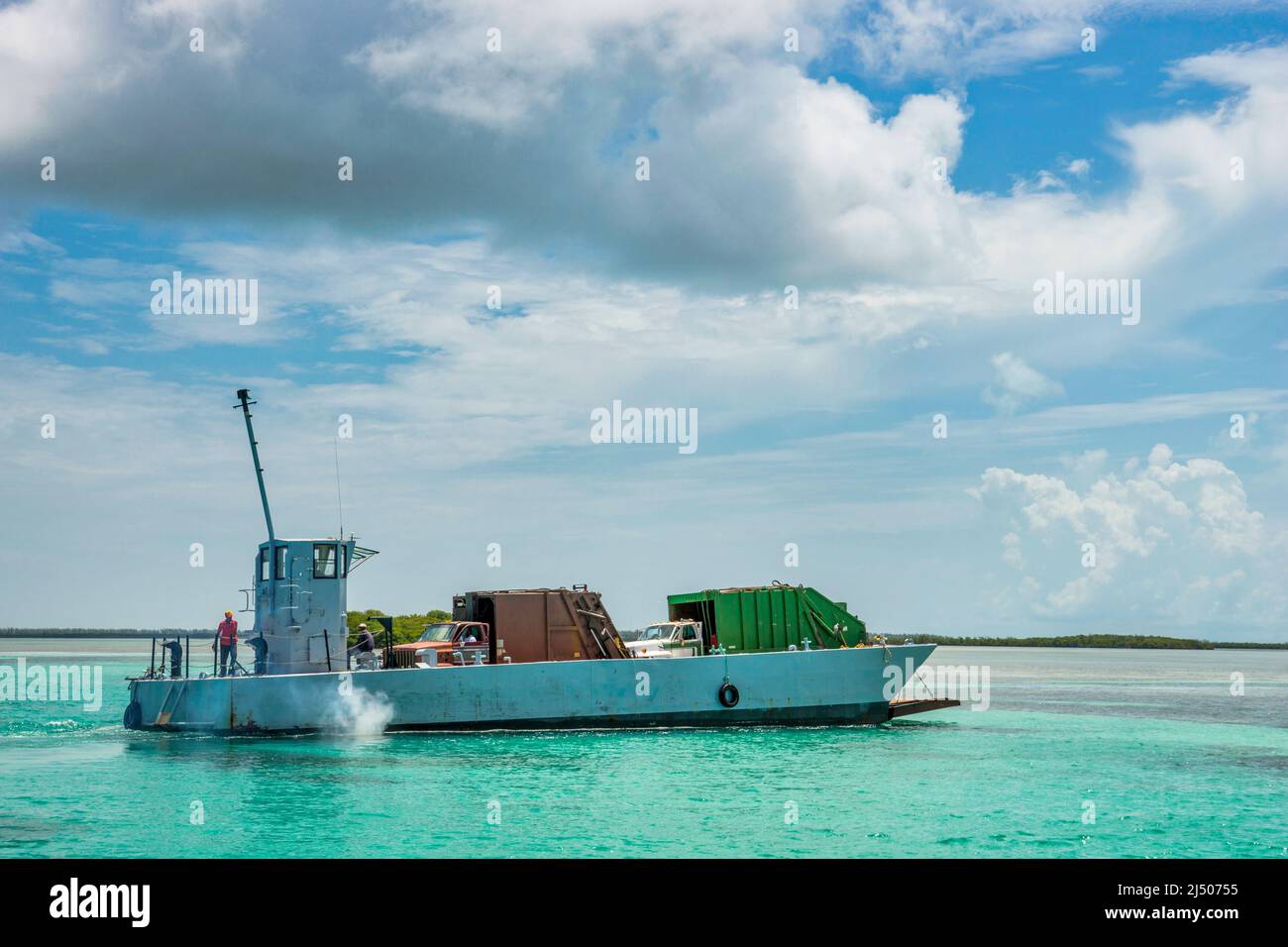 Un ferry inter-îles transportant des camions à ordures de Bimini aux Bahamas. Banque D'Images