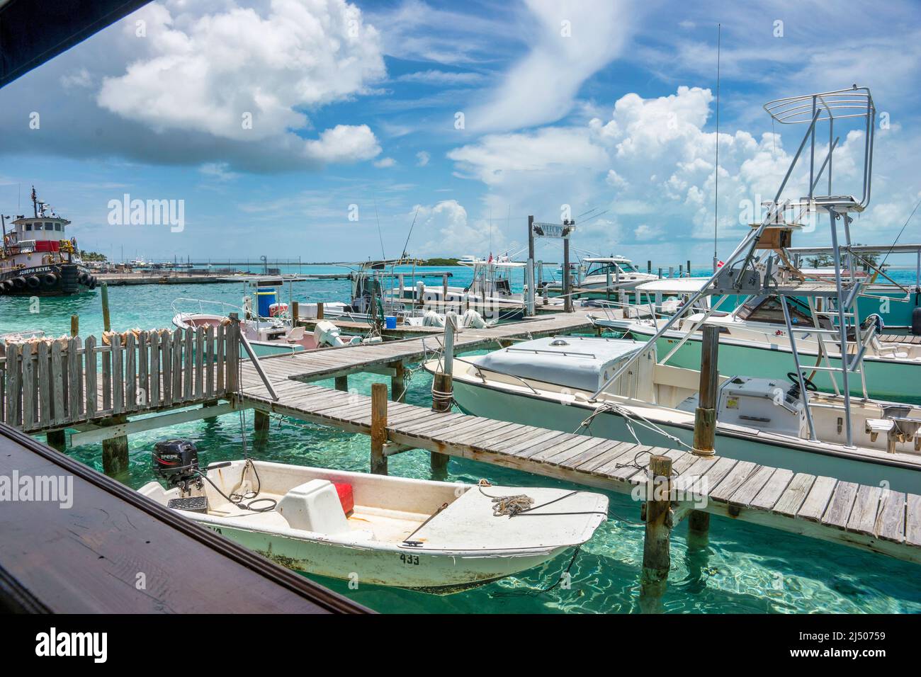 Bateaux amarrés à un quai à Bimini aux Bahamas. Banque D'Images