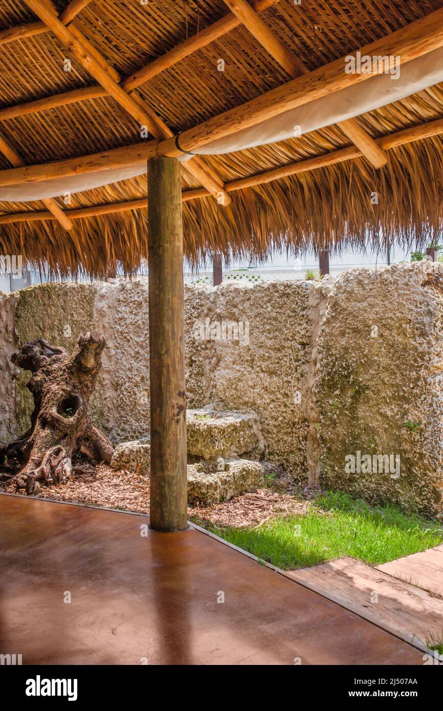 Une hutte de chaume dans la cour de Schnebly’s, la cave de vinification la plus méridionale des États-Unis, située dans la zone agricole de Miami-Dade, en Floride. Banque D'Images
