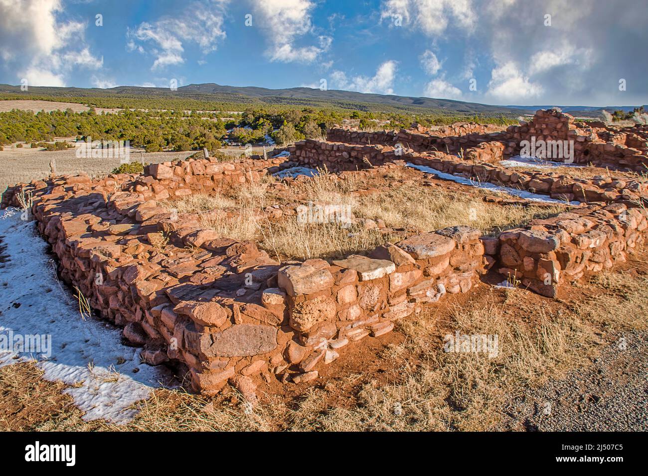 Ruines de Pueblo dans le Pueblo Plaza amérindien du parc historique national de Pecos au Nouveau-Mexique. Banque D'Images