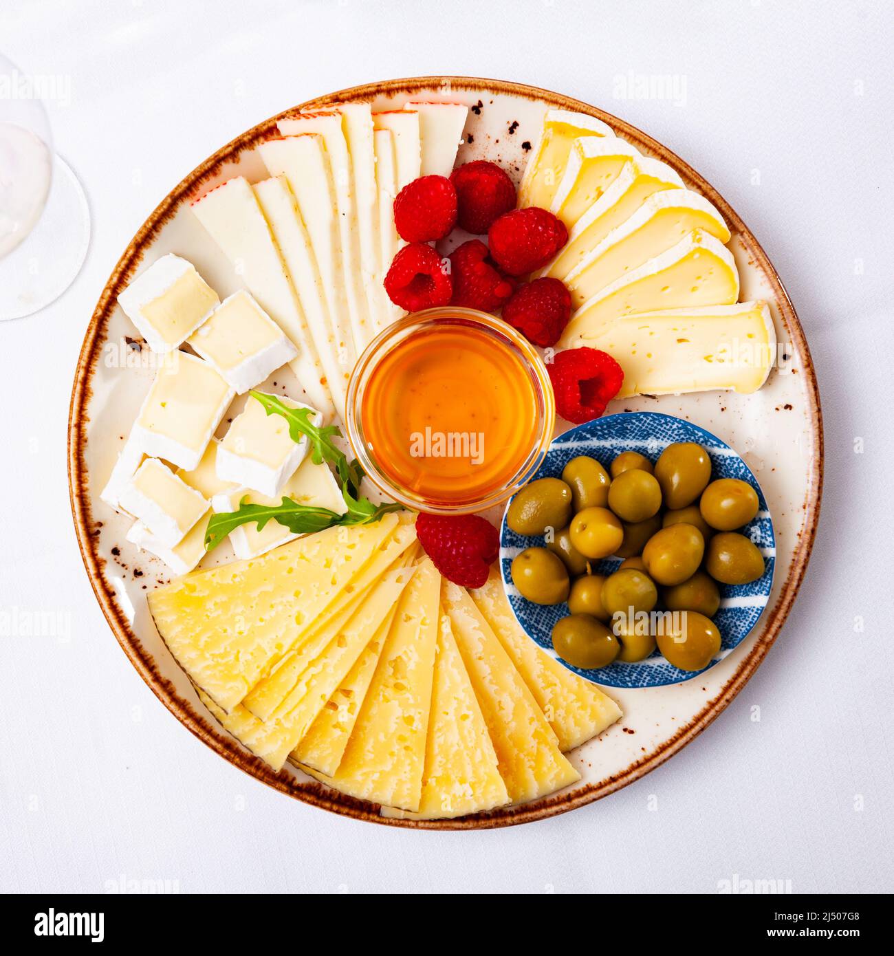 Différents types de fromage tranchés et servis sur l'assiette Banque D'Images